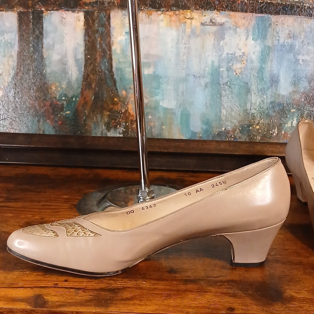 Salvatore Ferragamo Women's Beige Leather Shoes 10 AA Width - Picture 7 of 10